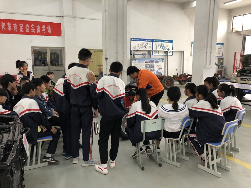 邀请初中学校学生体验校园2.jpg